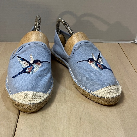 Coldwater Creek Shoes - Coldwater Creek Light Blue w/ Embroidered Hummingbird Espadrilles Women’s 8.5